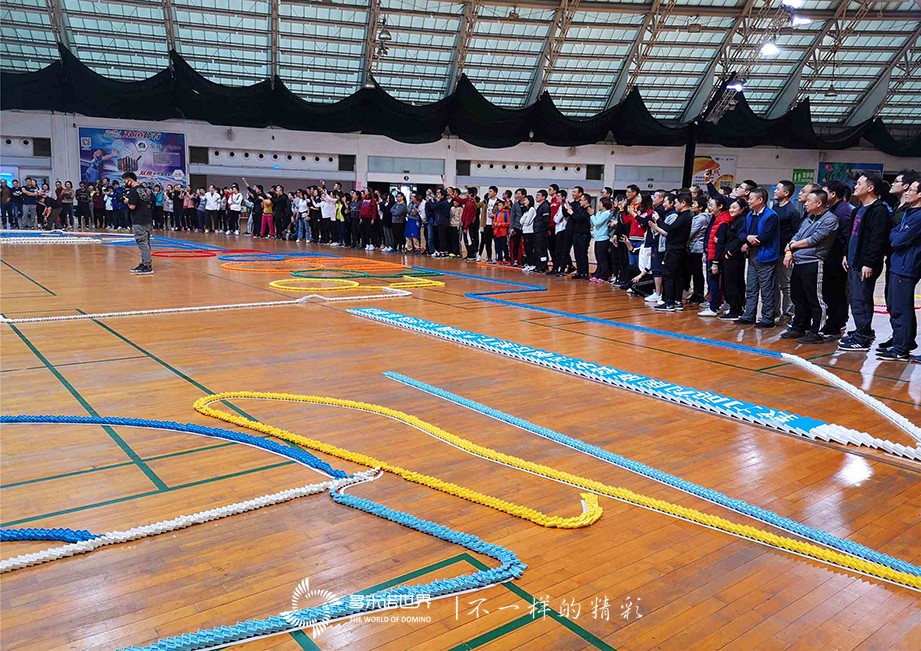 平安銀行廣州分行干部訓(xùn)練營三小時挑戰(zhàn)45000枚多米諾骨牌