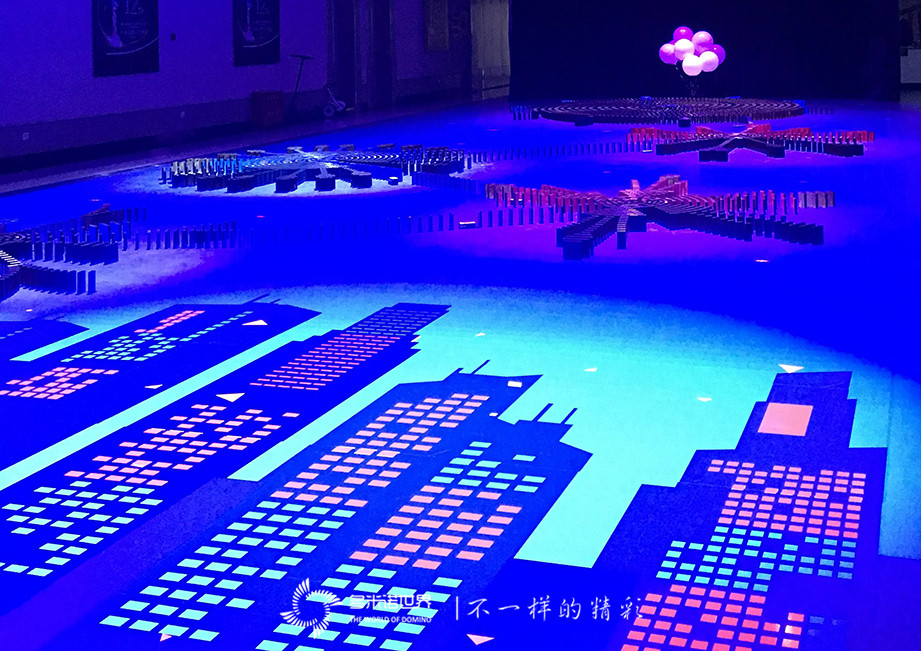 美侖美奐多米諾骨牌秀開場，金鷹女神華麗登場