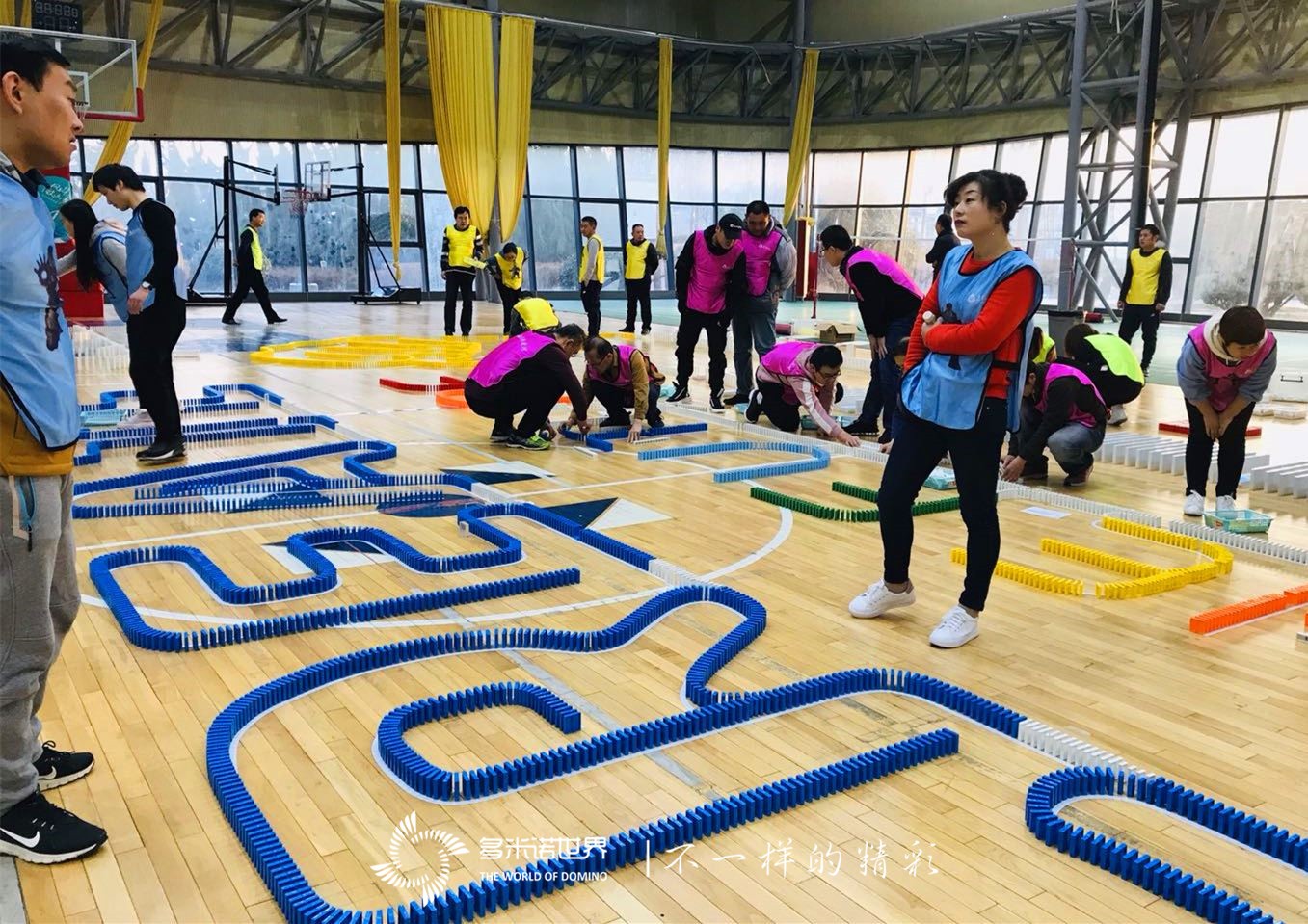 多米諾骨牌團(tuán)建詮釋企業(yè)精神