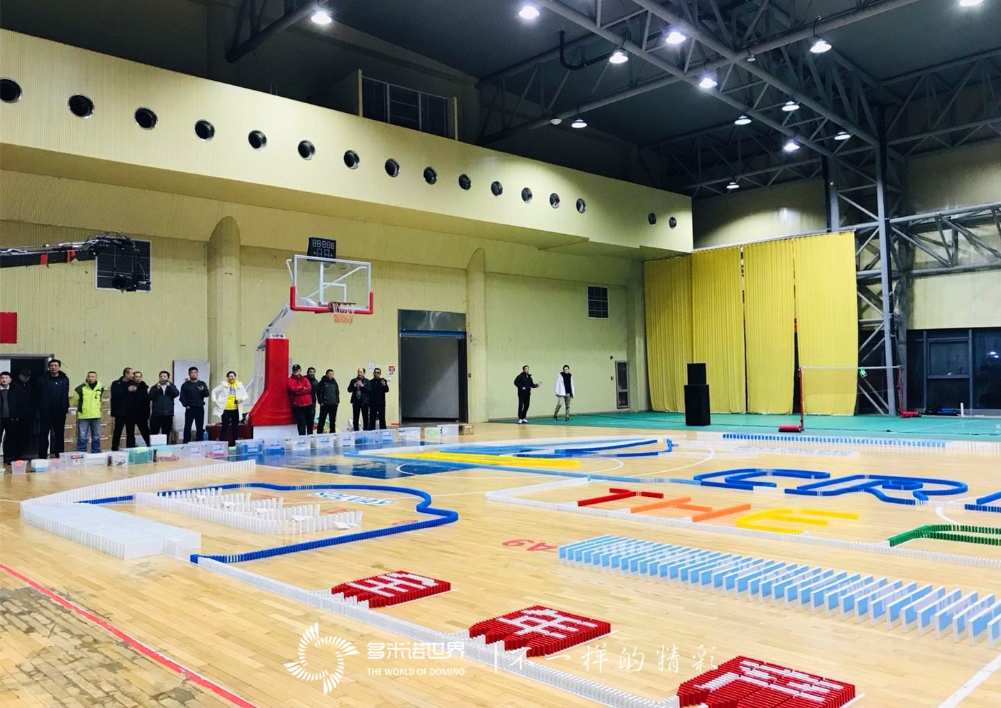 多米諾骨牌團(tuán)建詮釋企業(yè)精神