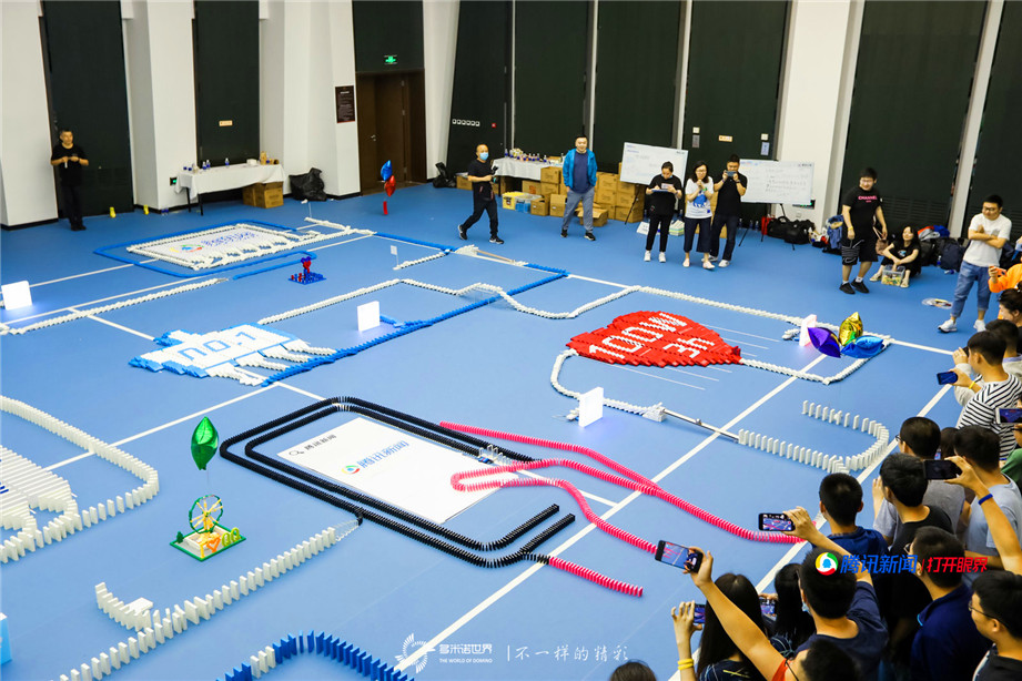 騰訊新聞聯(lián)合團建多米諾極限挑戰(zhàn)