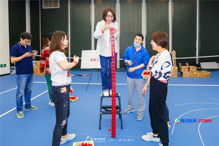 騰訊新聞聯(lián)合團建多米諾極限挑戰(zhàn)