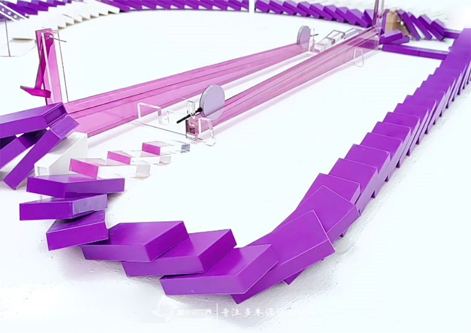 用華為nova9手機記錄多米諾骨牌的一鏡到底